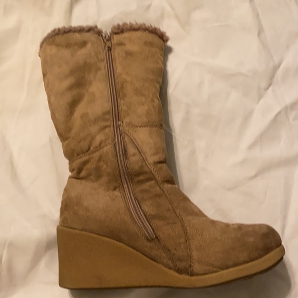 Women size: 7 1/2 Tan Sued Boot - Picture 7 of 9